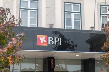 Lizbon, Portekiz - 5 Aralık 2022: Banco Portugues de Investimento logosu ve imzası.