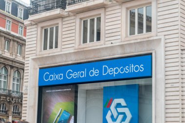 Lizbon, Portekiz - 5 Aralık 2022: Caixa Geral de Depositos logosu, Portekiz devlet bankacılık kuruluşu.