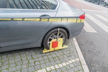 Lizbon, Portekiz - 5 Aralık 2022: Lizbon 'da Emel tarafından kullanılan tekerlek kıskacı.