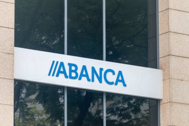 Lizbon, Portekiz - 5 Aralık 2022: Abanca İspanyol bankasının logosu ve imzası.