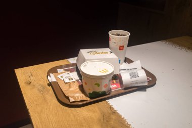 Lizbon, Portekiz - 5 Aralık 2022: McDonald yemeği Rustik Tavuklu sandviç, çorba ve Coca-Cola ile Portekiz McDonald 's.