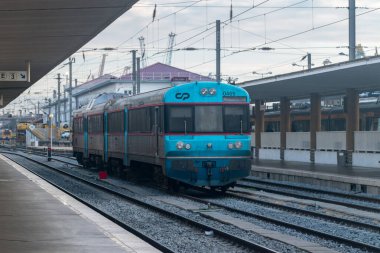 Lizbon, Portekiz - 6 Aralık 2022: Santa Apolonia tren istasyonundaki Comboios de Portugal yolcu treni, EPE (CP veya Portekiz Treni).