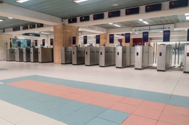 Lizbon, Portekiz - 6 Aralık 2022: Lizbon 'daki Rossio metro istasyonuna giriş kapıları.