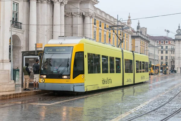 Lizbona Portugalia Grudnia 2022 Tramwaj Komunikacji Miejskiej Lizbonie Deszczowe Dni — Zdjęcie stockowe