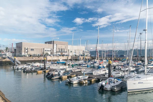 Lizbon, Portekiz - 4 Aralık 2022: Lizbon Marina 'da yelkenliler.