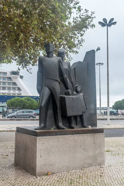 Lizbona Portugalia Grudnia 2022 Portugalska Rzeźba Emigranta — Zdjęcie stockowe