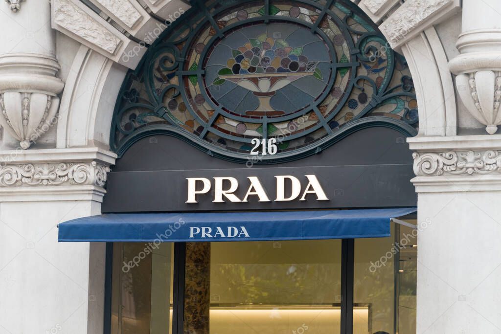 Lisboa, Portugal - 5 de diciembre de 2022: Logotipo y signo de Prada, casa  de moda italiana de lujo fundada en 1913. 2023