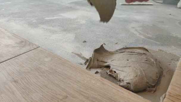 水泥地面瓷砖用粘合剂 — 图库视频影像