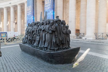 Vatikan Şehri, Vatikan - 7 Aralık 2022: Angels Unawares, Timothy Schmalz 'ın St. Peter Meydanı' na monte edilmiş bronz bir heykeli..