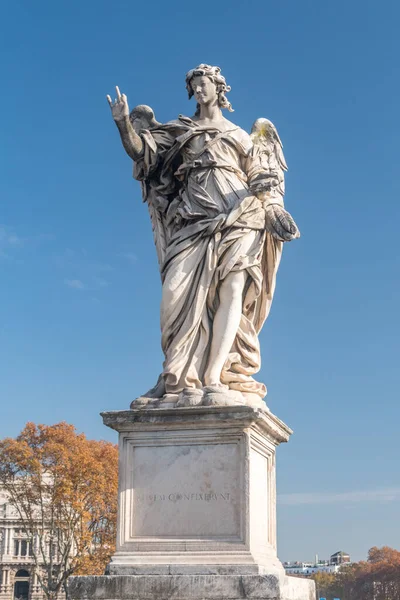 意大利罗马 2022年12月7日 圣安杰罗桥上的天使与钉在一起 — 图库照片