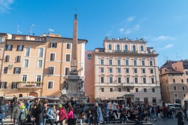 Roma, İtalya - 7 Aralık 2022: Piazza della Rotonda Meydanı 'nda insanlarla birlikte Obelisco Macuteo.