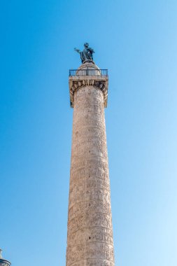 Roma, İtalya - 7 Aralık 2022: Marcus Aurelius 'un Sütunu (Columna Centenaria Divorum Marci et Faustinae veya Colonna di Marco Aurelio) Piazza Colonna' da.
