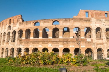 Roma, İtalya - 7 Aralık 2022: Kolezyum, eliptik amfitiyatro Roma şehrinin merkezinde.