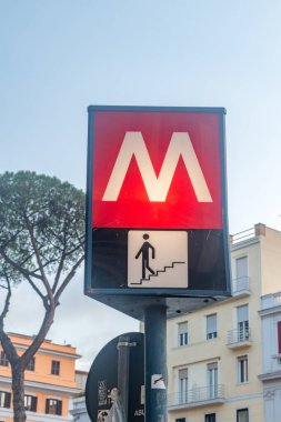 Roma, İtalya - 7 Aralık 2022: Roma metrosunun logosu.