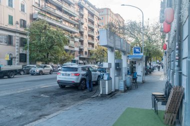Roma, İtalya - 7 Aralık 2022: self servis benzin istasyonu.