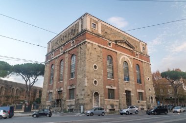 Roma, İtalya - 7 Aralık 2022: Eleniana üzerinden ACEA su dağıtım kabini.