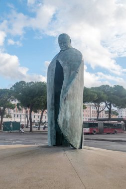 Roma, İtalya - 8 Aralık 2022: Termini İstasyonunda Papa 2. John Paul heykeli.