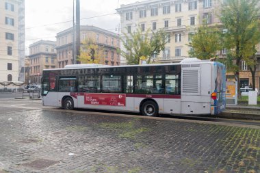 Roma, İtalya - 8 Aralık 2022: Roma 'da toplu taşıma otobüsü.