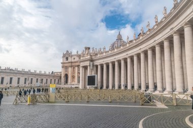 Vatikan Şehri - 8 Aralık 2022: Aziz Peter Meydanı (Piazza San Pietro Meydanı).