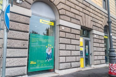 Roma, İtalya - 8 Aralık 2022: Poste Italiane, İtalyan posta hizmeti sağlayıcısı.