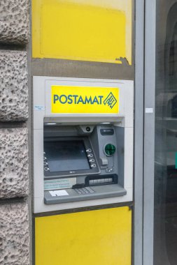 Roma, İtalya - 8 Aralık 2022: İtalyan Posta Poste Italiane ATM).