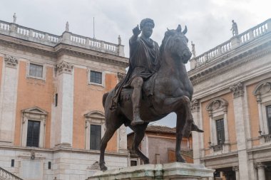 Roma, İtalya - 8 Aralık 2022: Marcus Aurelius 'un Binicilik Heykeli' nin kopyası.