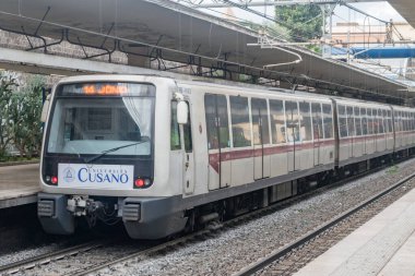 Roma, İtalya - 8 Aralık 2022: Roma 'daki Piramide Metro İstasyonu' nda Metro Treni.