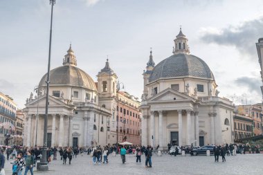 Roma, İtalya - 8 Aralık 2022: Santa Maria di Montesanto ve Santa Maria dei Miracoli 'nin Piazza del Popolo' daki ikiz kiliseleri.