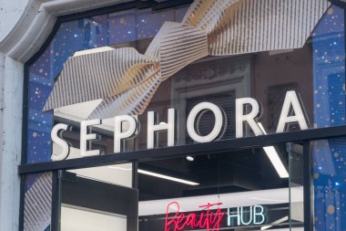 Roma, İtalya - 8 Aralık 2022: Fransız güzellik ürünleri perakendecisi Sephora 'nın logosu ve imzası.