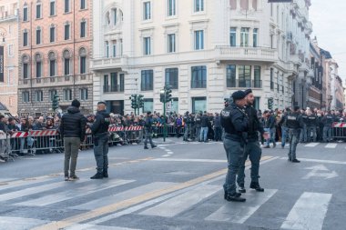 Roma, İtalya - 8 Aralık 2022 Polis Papa Francis 'in geçişi için sokağı emniyete aldı.
