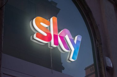 Roma, İtalya - 8 Aralık 2022: Sky medya şirketinin logosu ve imzası.