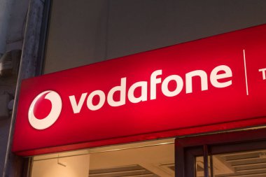 Roma, İtalya - 8 Aralık 2022: İngiliz çokuluslu telekomünikasyon şirketi Vodafone 'un logosu.