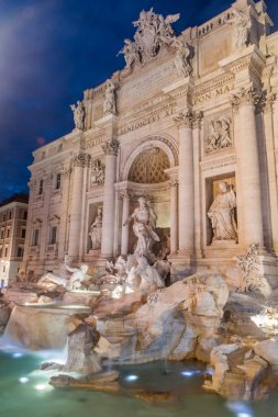 Roma, İtalya - 8 Aralık 2022: Trevi Çeşmesi (İtalyanca: Fontana di Trevi). 18. yüzyılda Roma 'da ünlü fıskiye.