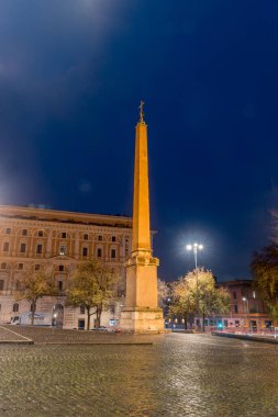 Roma, İtalya - 9 Aralık 2022: Esquilino dibelisk Gece Basilica di Santa Maria Maggiore önünde.