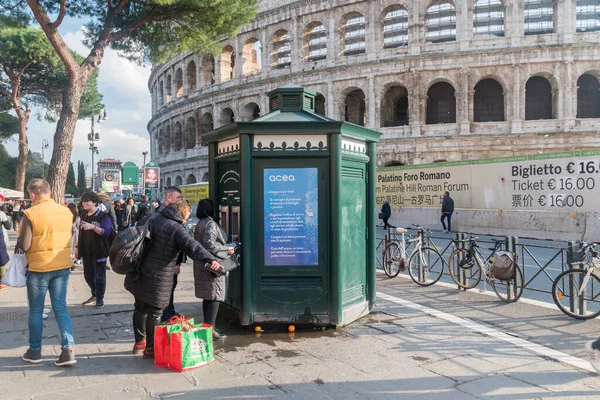 Roma Itália Dezembro 2022 Máquina Rua Com Espumante Livre Gás — Fotografia de Stock