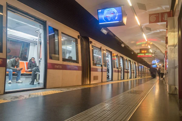 Roma, İtalya - 8 Aralık 2022: Roma metro istasyonunda metro treni.