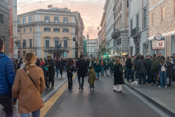 Roma, İtalya - 8 Aralık 2022: Roma 'da kalabalık cadde.