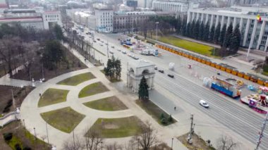 Chisinau, Moldova - 8 Mart 2023: Chisinau 'daki muzaffer kemer ve hükümet binası hakkında hava görüşü. Zafer Kemeri, Moldova 'nın başkentinde popüler bir turizm merkezi..