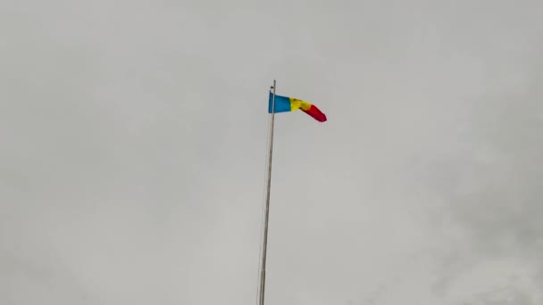 Flaga Narodowa Republiki Mołdowy Machająca Pochmurnym Niebie — Wideo stockowe