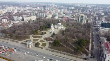 Chisinau, Moldova - 9 Mart 2023: Chisinau Katedral Parkı 'nın havadan görünüşü. Hz. İsa 'nın İsa' nın Doğumu Katedrali ve Zaferi hakkında hava görüşü.