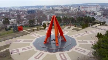 Chisinau, Moldova - 8 Mart 2023: Chisinau 'daki Eternity Memorial Complex' teki Riffle Anıtı 'na Havadan Bakış.