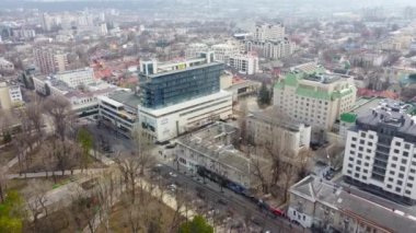 Chisinau, Moldova - 8 Mart 2023: Sun City alışveriş merkezli Chisinau şehir merkezinin havadan görünüşü.