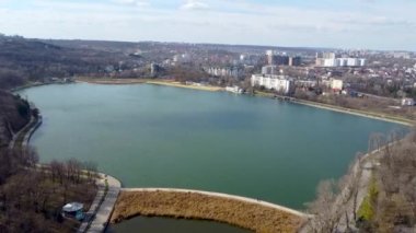 Chisinau, Moldova - 9 Mart 2023: Chisinau 'daki Lacul Valea Morilor Gölü' nün havadan görünüşü.