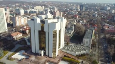 Chisinau, Moldova - 9 Mart 2023: Moldova Cumhurbaşkanlığı Sarayı 'nın etrafında uç.