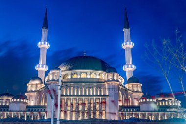 Taksim Camii (Türkçe: Taksim Camii). İstanbul, Türkiye 'de gece yarısı cami kompleksi.