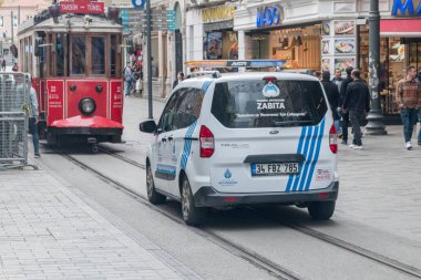 İstanbul, Türkiye - 11 Aralık 2022: Uskudar Polisi 'nin arabası. İstanbul Buyuksehir Belediyesi.