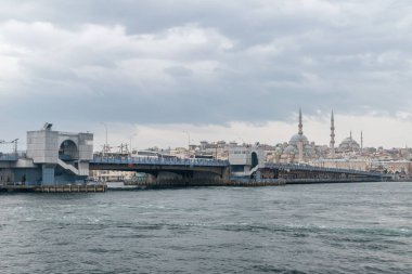 İstanbul, Türkiye - 11 Aralık 2022: Bulutlu bir günde Galata Köprüsü.