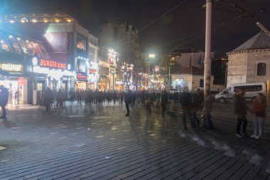 İstanbul, Türkiye - 11 Aralık 2022: Taksim Meydanı 'ndan İstiklal Caddesi. İstanbul 'un en popüler turizm caddesi.