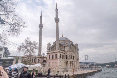 İstanbul, Türkiye - 11 Aralık 2022: Ortakoy Camisi veya Buyuk Mecidiye Camii. İstanbul 'daki Ortakoy Camii, Boğaz' ın Avrupa kıyı şeridi.