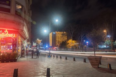 İstanbul, Türkiye - 11 Aralık 2022: İstanbul 'da gece sokak manzarası.